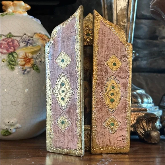 Gold and Pink Madonna and Child Florentine Triptych Icon - Picture 3 of 6